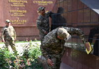 ​Шымкентте әскери қызметшілер «Даңқ» мемориалын тазалады