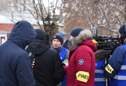 АҚШ елшілігі референдум қарсаңында журналистерді кеудешемен жабдықтады