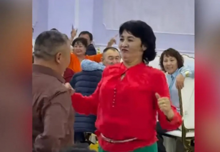 Тойда «біртүрлі» билеген әйел жұрттың талқысына түсті (ВИДЕО)