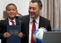 Қырғызстанда қалың қарды кешіп мектепке барған оқушы Садыр Жапаровтан сыйлық алды