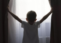 Ақтөбеде екі бала терезеден құлап кетті