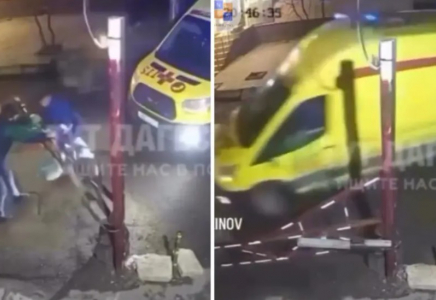 Павлодарда жедел жәрдем бригадасы биіктен құлаған балаға жету үшін шлагбаумды сындырды