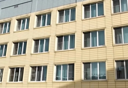 Петропавлда терезеден секірген 18 жастағы жасөспірімнің жағдайы ауыр