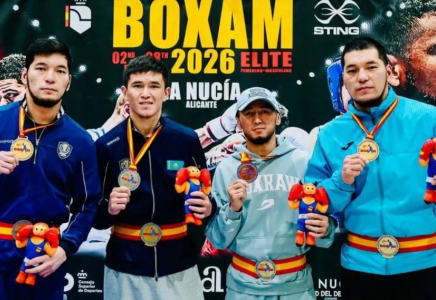 Марапаттау рәсімінде гимн тоқтап қалған: Қазақстандық боксшылар әнұранды жанды дауыста айтты