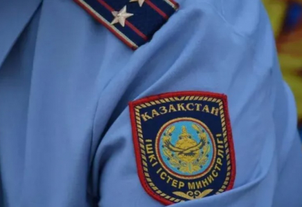 Павлодарда көшеде әйел адам жасөспірім қызды соққыға жыққан