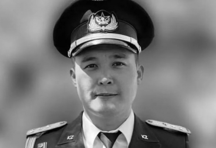 Әскери тікұшақтың құлауы салдарынан қаза тапқан майорды туыстары ақтық сапарға шығарып салды