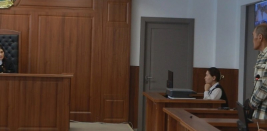 Мұғалім әйелін 11 жерінен пышақтап өлтірген атыраулық зейнеткердің соты басталды