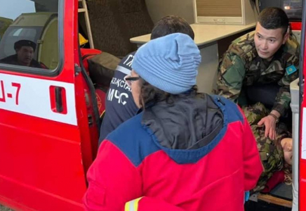Атырауда көпірден секірген жүкті әйелдің 4 қабырғасы сынған (видео)