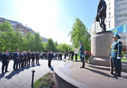 ​Мәжіліс төрағасы Талғат Бигелдиновтің ескерткішіне гүл шоғын қойды