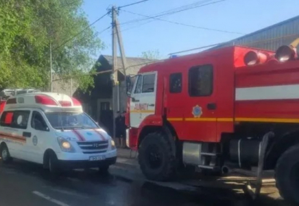 Алматыда екі қабатты үй өртенді: ішінен мәйіт табылды