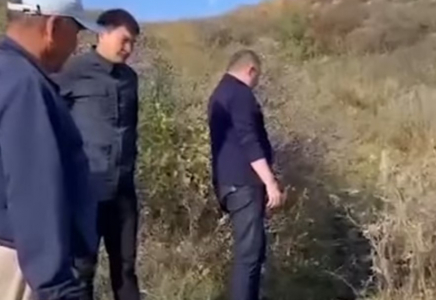 «Шөмішті алып, бұлаққа бар»: малы қырылған Маралды халқы әкімнің орынбасарына арықтан су ішкізді (ВИДЕО)