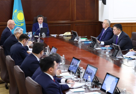 «Мемлекеттік қолдау шаралары нарықтың адал қатысушыларына ғана көрсетіледі» — Олжас Бектенов отандық фармацевтикалық өндірушілерді қолдау туралы