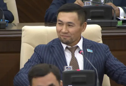 Мәжіліс депутаттарға мінберден анасын құттықтауға рұқсат берді