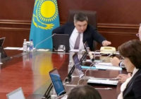 Олжас Бектенов телефонмен сөйлескен соң Үкімет отырысынан шығып кетуге мәжбүр болды