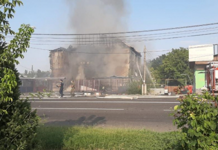 Алматыда төрт қабатты ғимарат әп-сәтте күлге айналды (видео)  