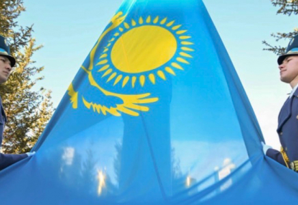 Президент Қасым-Жомарт Тоқаев Мемлекеттік ту көтеру рәсіміне қатысты