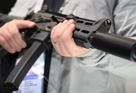 Мектептегі сейфті бұзып, қару ұрлаған ер адам сотталды