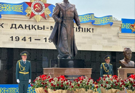 Түркістан облысында Бауыржан Момышұлының ескерткіші орнатылды
